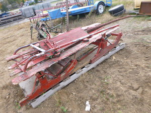 lot 9 image: Vintage Pull-Behind Sleigh
