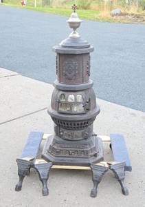 lot 4 image: Antique KEOKUK Cast Iron Stove