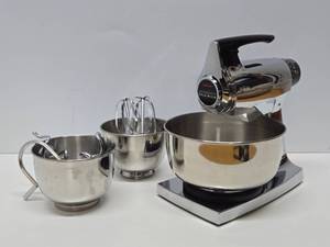 lot 106 image: Like-New Working SUNBEAM Contemporary Classics Chrome Mixer wAccessories