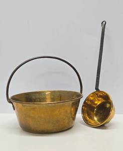 lot 130 image: Excellent Antique Primitive Brass Bucket wIron Handle & Scoop