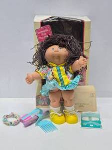 lot 132 image: Vintage Crimp N Curl Cabbage Patch Doll wBox & Accessories