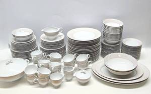 lot 153 image: LARGE Collection of Hutschenreuther Germany - Chloe Fleuron Fontaine China Dishware 