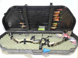 lot 33 image: Fully Functional HuntingArchery Bow wGood Hard Case #2