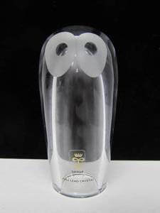 lot 62 image: Signed Danish Modern SKRUF Heavy Crystal Owl Sculpture - Made in Sweden