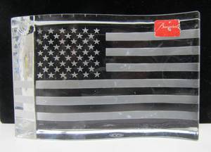 lot 50 image: Heavy Signed BACCARAT Crystal American Flag Paperweight Sculpture