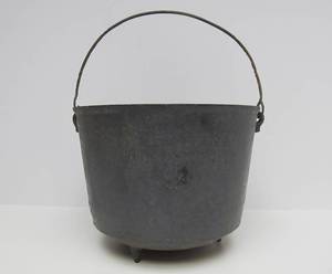 lot 71 image: Old Vintage Tri-Legged Cast Iron Pot Marked BG 9