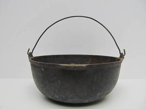 lot 70 image: Antique Cast Iron Cauldron wHandle