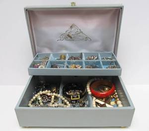lot 214 image: Vintage Jewelry Box Full of Vintage Jewelry #2