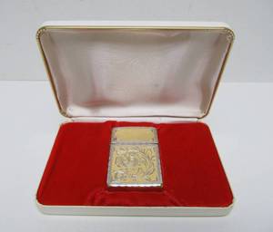 lot 183 image: NOS Vintage 1950s era Unused Ornately Etched Lighter wCase