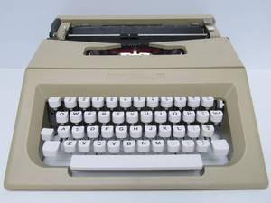lot 192 image: Vintage Olivetti Typewriter Portable NOM-354-1