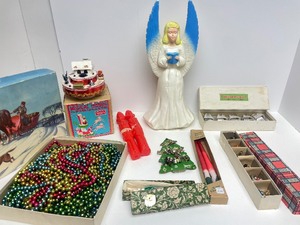 lot 252 image: Nice Group of Vintage Christmas Items 