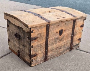 lot 256 image: Antique Mid 19th Century Immigrants Trunk wGreat Original Hardware