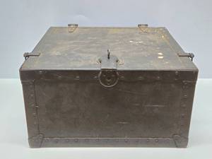 lot 312 image: Neat old WW2 Riveted Field Box wWorking Key
