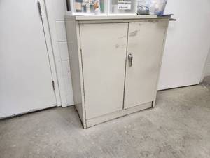 lot 919 image: Metal Storage Cabinet 2-door3-shelf