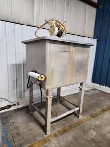 lot 61 image: Hot Water Wash Tank with Diaphragm Pump