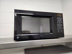 lot 922 image: GE Household Microwave Oven JES1131GB 001