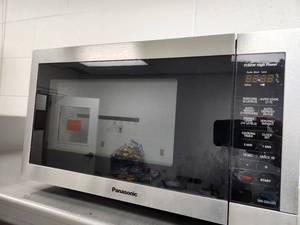 lot 923 image: Panasonic Household Microwave Oven NN-SB658S