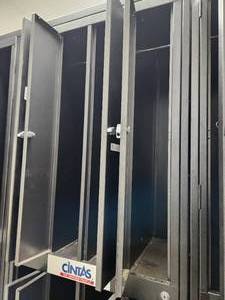 lot 928 image: Lockers 31 x 21 x 7