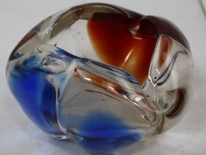 lot 49 image: Murano Style Art Glass Ashtray - Blue and Amber Swirl