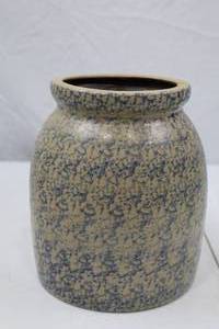 lot 66 image: Beaumont Brothers Pottery Crock