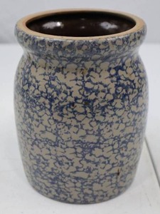 lot 68 image: Beaumont Brothers Pottery Crock, 6 in.