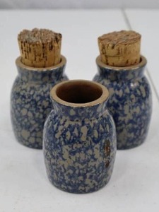 lot 69 image: Set of 1976 Beaumont Brothers Pottery Mini Jars
