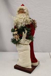 lot 159 image: 16 Christmas Santa Claus Figure with Toy Sack and Wreath on Base
