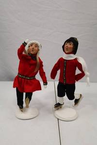 lot 242 image: Byers Choice 1999 Limited Edition The Skaters Figurine Pair
