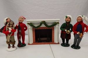lot 244 image: Byers Choice Carolers Christmas Figurines & Fireplace Lot