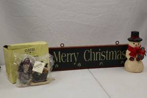 lot 261 image: Christmas Decor Lot Star Folk Santa Sleigh, Snowman, Merry Christmas Sign