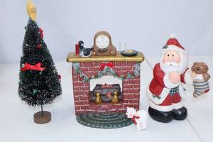 lot 263 image: Eddie Walker Limited Edition Christmas Decor Set, 1999