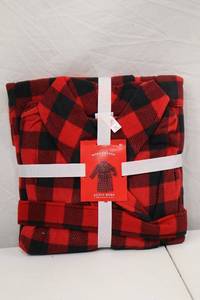 lot 272 image: Wondershop Adult Robe XL Red Black Buffalo Plaid Fleece