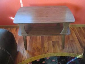 lot 325 image: Vintage 2-tier end table approx 27x...