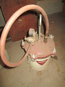 lot 336 image: Pressure paint tank with lid as sho...