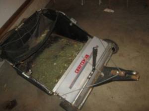 lot 4 image: Craftsman 32in pull behind leaflaw...