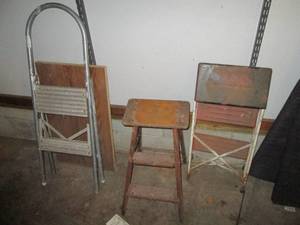 lot 344 image: Trio of assorted stools...