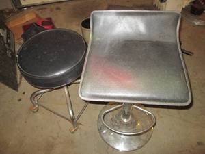 lot 352 image: Backless hydraulic barbershop style...