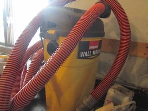 lot 363 image: Wall Mount Shop vac with hose and o...