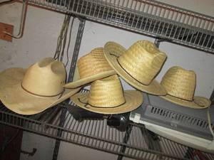 lot 364 image: Handful of straw cowboy style hats,...