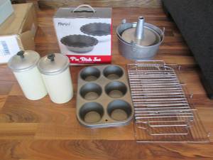 lot 19 image: Parini pie dish set, Crock style ca...