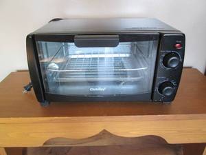 lot 24 image: Comfee toaster oven with black fini...