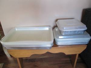 lot 27 image: Assorted size metal bakeware pans w...