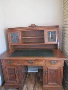 lot 3 image: Beautifully crafted 2pc wood desk w...