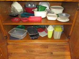 lot 43 image: Tupperware and other food storage c...