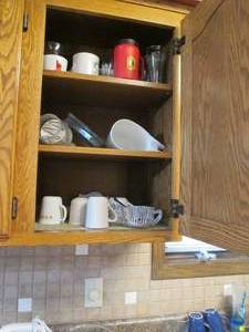 lot 46 image: Food chopper, hand mixer, mugs, fla...