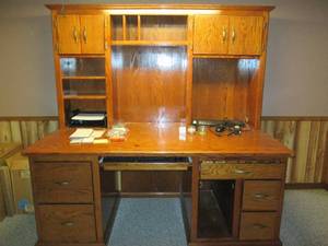 lot 53 image: Heavy duty wood 2pc executive desk ...
