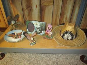 lot 58 image: Variety of eagle decor and straw we...