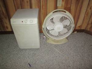 lot 65 image: Gold Star humidifier and Lasko air ...