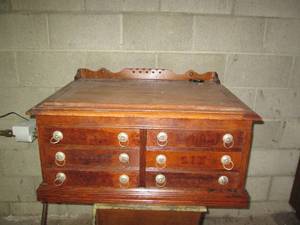 lot 69 image: Vintage wood Podiums style top Ches...