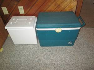 lot 78 image: Vintage Igloo KoolMade32 cooler plu...
